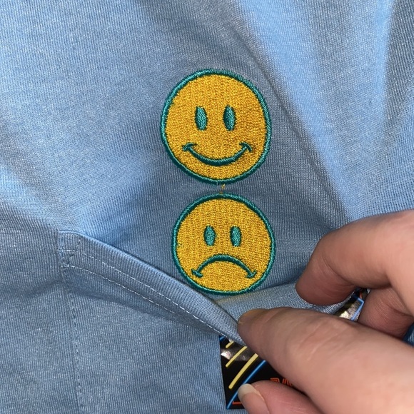 🆕 BEACH BROS Men’s Baby Blue Smiley Faces Tee Size Small - Picture 3 of 7